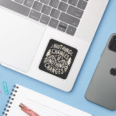 Niets verandert als niets verandert sticker (Laptop met iPhone)