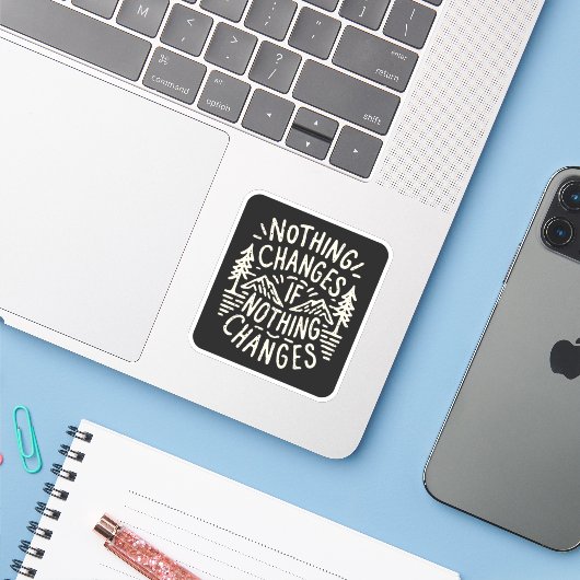 Niets verandert als niets verandert sticker (Laptop met iPhone)