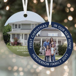 Nieuw adres Eerste Kerstmis 2 Foto Navy Blue Metalen Ornament<br><div class="desc">Viel de vreugde van je nieuwe plek in met een aangepaste twee foto "Eerste Kerstmis in ons nieuwe thuis" blauw en wit rond metaal ornament. Alle afbeeldingen en formuleringen op deze sjabloon zijn eenvoudig te personaliseren. (AFBEELDING & TEKST ONTWERPTIPS: 1) Om positie van tekst aan te passen, voeg ruimten aan...</div>