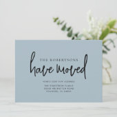 Nieuw Adres Modern Calligrafie Dusty Blue Moving Aankondiging (Staand voorkant)