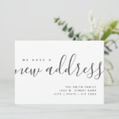 Nieuw adres Moderne Minimale Calligrafie Nieuw sta Aankondiging (Staand voorkant)