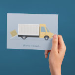 Nieuw adres Verplaatsende Blauwe Aankondiging van  Briefkaart<br><div class="desc">Deze schattige nieuwe huisverandering van adres briefkaart kenmerkt een tekening van een bewegende vrachtwagen met een doos die op de rug wordt geladen. Een eenvoudige en leuke bewegende aankondiging voor een gezin dat naar een nieuw huis verhuist.</div>