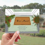 Nieuw adres We hebben Welcome Mat-aankondiging ver Briefkaart<br><div class="desc">Illustratie van de voordeur met een groene deur met aan elke kant ingemaakte planten en een welkomstmat over een groen strooikleed.</div>
