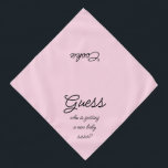 Nieuw Babyzuster Script Typografie Roze et Pet Bandana<br><div class="desc">Roze banaan, met een schattige tekst aankondiging... Raad eens wie krijgt een nieuwe baby zus? Omdat je huisdier ook deel uitmaakt van de familie! Ideaal voor het aankondigen van een nieuw huisdier of een nieuw baby! Ook perfect voor genderopenbaring. De achtergrondkleur is aanpasbaar aan elke kleur die u wilt, evenals...</div>