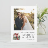 Nieuw Chapter Married & Merry Pas getrouwd Red Bow Feestdagenkaart (Staand voorkant)