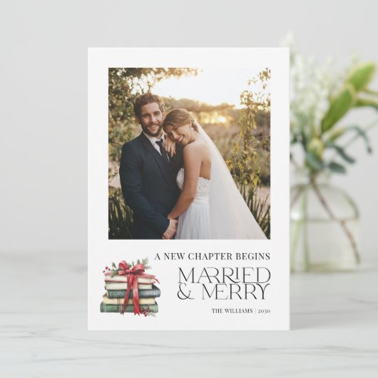 Nieuw Chapter Married & Merry Pas getrouwd Red Bow Feestdagenkaart (Staand voorkant)