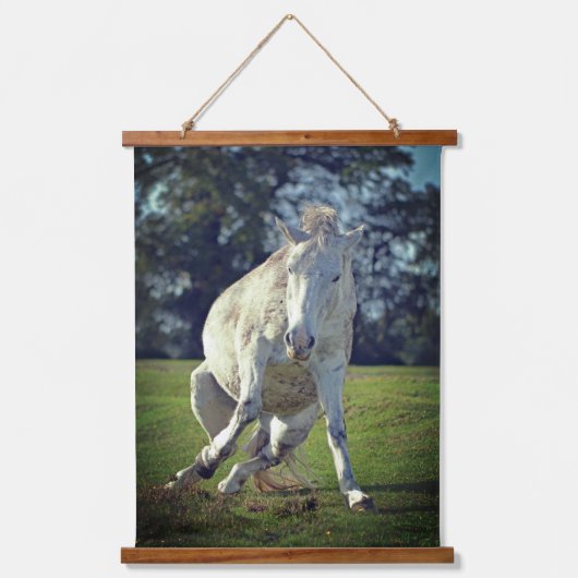Nieuw Forest White Pony Funny Pose Hangend Wandkleed (Voorkant)