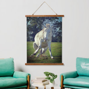 Nieuw Forest White Pony Funny Pose Hangend Wandkleed