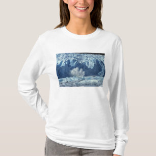 Nieuw gekalfd ijsberg dat koud water in spettert t-shirt