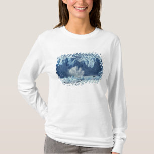 Nieuw gekalfd ijsberg plonsend in koude t-shirt