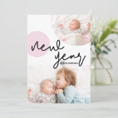 Nieuw jaar nieuwe Beginningen Roze Stippen Baby me Aankondiging (Staand voorkant)