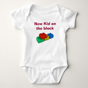 Nieuw kind op de blokmaker van de baby. romper