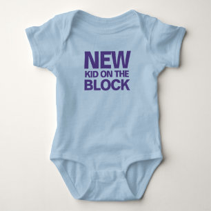 Nieuw Kind op het Blok Woorden op een Baby odysuit Romper