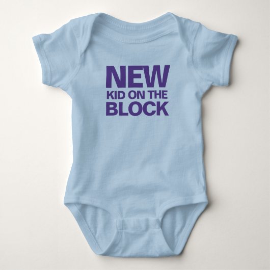 Nieuw Kind op het Blok Woorden op een Baby odysuit Romper (Voorkant)