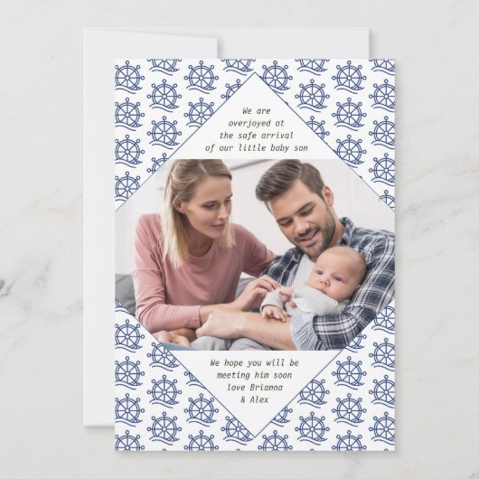 Nieuw op de 2 Foto Blue Nautical Wheel Birth Aankondiging (Achterkant)