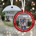 Nieuw thuisadres 1e Kerstmis Eenvoudige 2 foto roo Metalen Ornament<br><div class="desc">Viel de vreugde van je nieuwe plek op met een aangepaste twee foto: "Eerste Kerstmis in ons nieuwe thuis" rood en wit rond metaal ornament. Alle afbeeldingen en formuleringen op deze sjabloon zijn eenvoudig te personaliseren. (AFBEELDING & TEKST ONTWERPTIPS: 1) Om positie van tekst aan te passen, voeg ruimten aan...</div>
