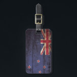 Nieuw-Zeelandse vlag op oude houten korrels Bagagelabel<br><div class="desc">Nieuw-Zeeland Vlag op Old Wood Grain Voel je vrij om het ontwerp aan te passen aan je eigen voorkeuren. U kunt de ontwerplocatie, oriëntatie, achtergrondkleuren en -grootte wijzigen. U kunt ook uw eigen tekst toevoegen, of een slogan instellen met het lettertype, de locatie en de grootte, allemaal om het ultieme...</div>