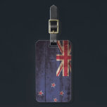 Nieuw-Zeelandse vlag op oude houten korrels Bagagelabel<br><div class="desc">Nieuw-Zeeland Vlag op Old Wood Grain Voel je vrij om het ontwerp aan te passen aan je eigen voorkeuren. U kunt de ontwerplocatie, oriëntatie, achtergrondkleuren en -grootte wijzigen. U kunt ook uw eigen tekst toevoegen, of een slogan instellen met het lettertype, de locatie en de grootte, allemaal om het ultieme...</div>