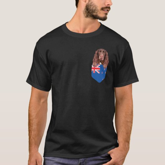 Nieuw-Zeelandse vlag Vliegveld Spaniel Dog in Pock T-shirt (Voorkant)