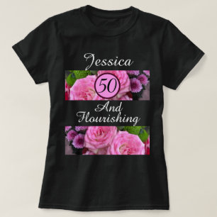 Nieuwe 50 en bloeiende roze bloem aangepaste naam t-shirt