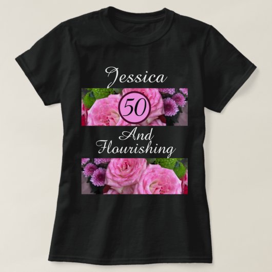 Nieuwe 50 en bloeiende roze bloem aangepaste naam t-shirt (Design voorkant)