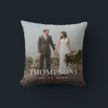 Nieuwe Achternaam Huwelijksfoto en Datum Kussen<br><div class="desc">Commemoreer de nieuwe bruid en bruidegom met een aangepaste kussensloop met een huwelijksfoto, de nieuwe achternaam en de huwelijksdatum op de voorkant. De andere kant van de kussensloop heeft een charmante gestrooide patroon van witte duiven, verstrengelde trouwringen en bloemen op een leigrijs achtergrondkleur die kan worden aangepast aan de persoonlijke...</div>