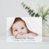 Nieuwe Baby Elegant Script Foto geboorteaankondigi Kaart (Staand voorkant)