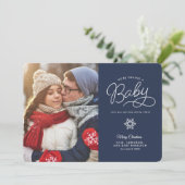 Nieuwe Baby Grappige Kerst Zwangerschap Aankondigi Feestdagenkaart (Staand voorkant)