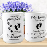 Nieuwe grootouders Zwangerschap Aankondiging Koffiemok<br><div class="desc">Je bent bevorderd van Dog grootouders naar Human grootouders! Neem je beste hond en pas benoemde waakhond op in je zwangerschapsaankondiging aan je ouders, de nieuwe grootouders van baby met deze schattige mok voor de aankondiging van de zwangerschap bij honden. "Je bent gepromoveerd van Dog grootouders naar Human grootouders.. personaliseer...</div>