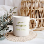 Nieuwe Grote Opa Baby Geboortestatistieken Koffiemok<br><div class="desc">Nieuwe Grote Opa gepersonaliseerde mok. Dit trendy typografische ontwerp is voorzien van typemachinetekst en uitgekomen lettertype in tinten olijfgroen. De formulering is volledig bewerkbaar, dus als je nieuwe overgrootvader bijvoorbeeld een nieuw gen is, kun je het alleen voor hem personaliseren. Op de achterkant van de mok staat "love by [new...</div>