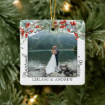 Nieuwe kerstfoto en Waterverf Holly Keramisch Ornament<br><div class="desc">Creëer blijvende vakantieherinneringen met ons gepersonaliseerde Merry Christmas Ceramic Ornament. Dit vierkante ornament is versierd met een waterverf hulst en bessen en stelt u in staat om een centrale foto aan te passen en namen op te nemen voor een echt uniek geschenk. Perfect om je boom en kerst nog specialer...</div>