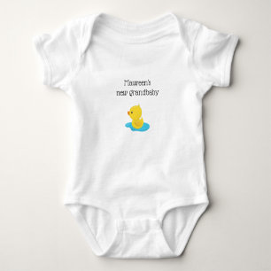 Nieuwe kleinbaby met Baby Duckling in Puddle Romper