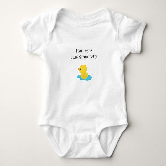 Nieuwe kleinbaby met Baby Duckling in Puddle Romper (Voorkant)