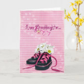 Nieuwe kleindochter Daisies in Sneakers Kaart (Gele Bloem)