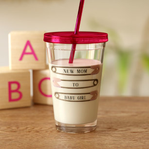 Nieuwe mam aan babymeisje: luierpapier met acryltu acryl drinkbeker