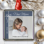 Nieuwe mama eerste kerstfoto metalen ornament<br><div class="desc">Vier je eerste jaar als moeder met dit speciale ornament. Personaliseer dit charmante kerstboom ornament met een foto van u en uw baby,  en de naam en geboortedatum van uw baby.</div>