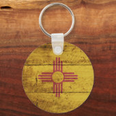 Nieuwe Mexicaanse vlag op oude houten korrels Sleutelhanger (Voorkant)