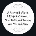Nieuwe Mr. en Mrs. Trouwgedicht Ronde Sticker<br><div class="desc">Deze charmante Mr en Mrs ronde sticker bevat een lievelingsgedicht gepersonaliseerd met de namen van de bruid en bruidegom. Dit zou een perfecte sticker zijn om een gunst box met Hershey Kisses te accentueren.</div>