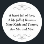 Nieuwe Mr. en Mrs. Trouwgedicht Ronde Sticker<br><div class="desc">Deze charmante Mr en Mrs ronde sticker bevat een lievelingsgedicht gepersonaliseerd met de namen van de bruid en bruidegom. Dit zou een perfecte sticker zijn om een gunst box met Hershey Kisses te accentueren.</div>