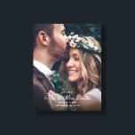 Nieuwe Mr & Mrs Passen getrouwd Foto Chic Wedding  Canvas Afdruk<br><div class="desc">Voeg een elegante touch toe aan de huisdecoraties van pasgetrouwden met een eenvoudig stijlvolle "nieuwe Mr & Mrs" op maat gemaakte foto bruiloft keepsake canvas print. Het afbeelding en alle bewoordingen van deze sjabloon zijn eenvoudig aan te passen. Het ontwerp van de witte belettering overlay heeft een afbeelding naar keuze,...</div>