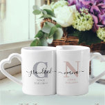 Nieuwe Nana en opa Monogram Grijs en Blush Loversmokken<br><div class="desc">Familie monogram mok set voor nieuwe nana en opa (of gevestigde grootouders) die je kunt personaliseren met de datum dat ze de eerste keer grootouders werden. Dit ontwerp heeft elegant handgeschreven script, moderne typografie en een subtiel kleurenpalet van grijs en blush roze, zwart en wit. De ene mok heeft een...</div>