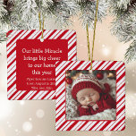 Nieuwe Ouder Baby's Eerste Kerstfoto Pepermunt Keramisch Ornament<br><div class="desc">Herinner de eerste kerstdagen van je wonderbaby met dit lieve foto-ornament met een rode en witte handgetekende pepermuntstreep met een foto aan de ene kant en jouw tekst aan de achterkant.</div>