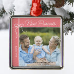 Nieuwe ouders Familie Eerste Kerstfoto Metalen Ornament<br><div class="desc">Vier je eerste jaar als ouder met een oprecht ornament! Personaliseer deze charmante kerstboomdecoratie met uw favoriete foto van uw nieuwe familie, samen met de naam en geboortedatum van uw baby. Het is een prachtige manier om deze bijzondere mijlpaal en creëer blijvende herinneringen vast te leggen voor de komende jaren....</div>