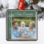 Nieuwe ouders Familie Eerste Kerstfoto Metalen Ornament<br><div class="desc">Vier je eerste jaar als ouder met een oprecht ornament! Personaliseer deze charmante kerstboomdecoratie met uw favoriete foto van uw nieuwe familie, samen met de naam en geboortedatum van uw baby. Het is een prachtige manier om deze bijzondere mijlpaal en creëer blijvende herinneringen vast te leggen voor de komende jaren....</div>