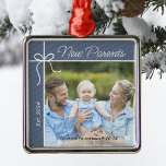 Nieuwe ouders Familie Eerste Kerstfoto Metalen Ornament<br><div class="desc">Vier je eerste jaar als ouder met een oprecht ornament! Personaliseer deze charmante kerstboomdecoratie met een gekoesterde foto van uw nieuwe familie, samen met de naam en geboortedatum van uw baby. Het is een prachtige manier om deze bijzondere mijlpaal en creëer blijvende herinneringen vast te leggen voor de komende jaren....</div>
