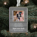 Nieuwe ouders verwachten Baby Foto grijs faux hout Verzilverd Omlijst Ornament<br><div class="desc">Viel het kostbare geschenk van uw nieuwste familielid met een stijlvol ornament van één foto rechthoekig metaal. Genderneutraal ontwerp is geschikt voor een nieuwe baby of meisje. Woorden en afbeelding op deze sjabloon zijn eenvoudig te personaliseren. (TIP VAN HET ONTWERP van het AFBEELDING: Om de foto precies te centreren hoe...</div>