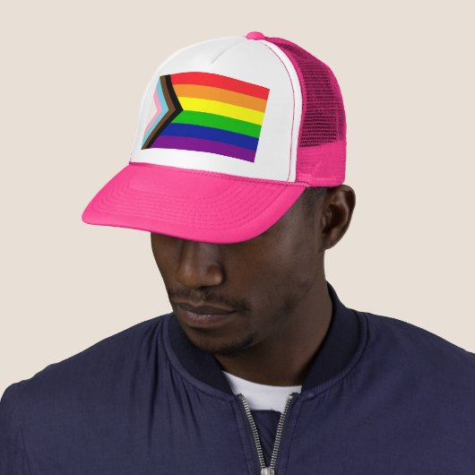 Nieuwe Pride Trucker Pet (In situ)