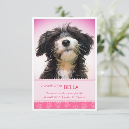 Nieuwe roze voetafdrukken voor meisjesbekendmaking aankondiging (Staand voorkant)