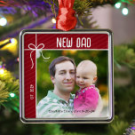 Nieuwe vader en Baby eerste kerstfoto Metalen Ornament<br><div class="desc">Een gepersonaliseerd ornament om je eerste jaar als vader te vieren,  is zo'n oprechte manier om die kostbare herinneringen te koesteren. Personaliseer dit charmante kerstornament met een foto van jou en je baby en de naam en geboortedatum van je baby.</div>