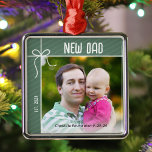 Nieuwe vader en Baby eerste kerstfoto Metalen Ornament<br><div class="desc">Een gepersonaliseerd ornament om je eerste jaar als vader te vieren,  is zo'n oprechte manier om die kostbare herinneringen te koesteren. Personaliseer dit charmante kerstornament met een foto van jou en je baby en de naam en geboortedatum van je baby.</div>